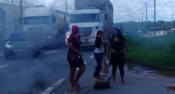 Esposas de detentos protestam em frente ao Complexo Penitenciário de Pedrinhas