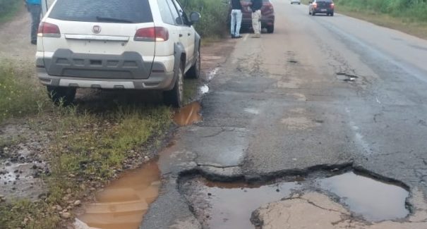 Buraco provoca batida entre dois carros no Campo de Peris