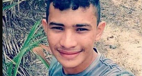 Jovem morre após levar choque elétrico ao trabalhar cortando árvore