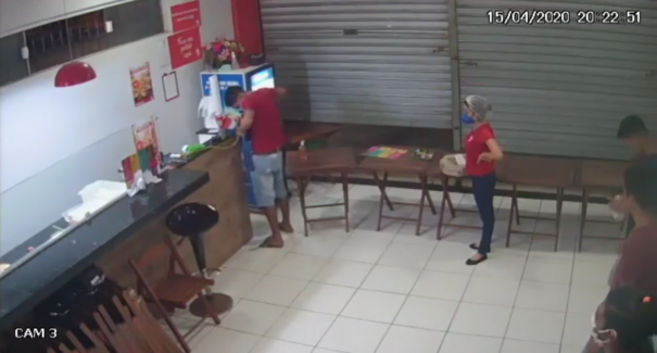 Vídeo: Homens assaltam pizzaria no Planalto Turu