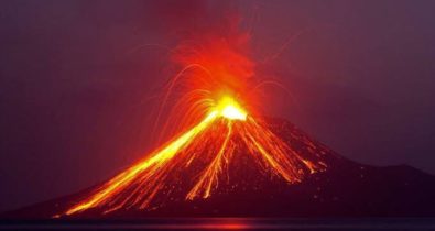 Vulcão Anak Krakatoa entra em erupção na Indonésia