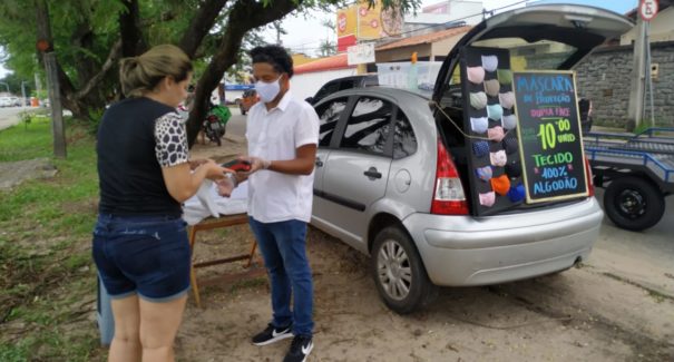 Máscaras feitas em casa se tornam o grande negócio diante da pandemia