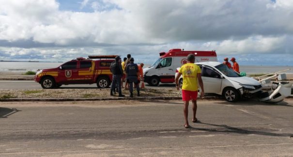 Motorista bate em poste e fica presa às ferragens