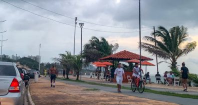 Praia de São Marcos segue movimentada após recomendação de isolamento social