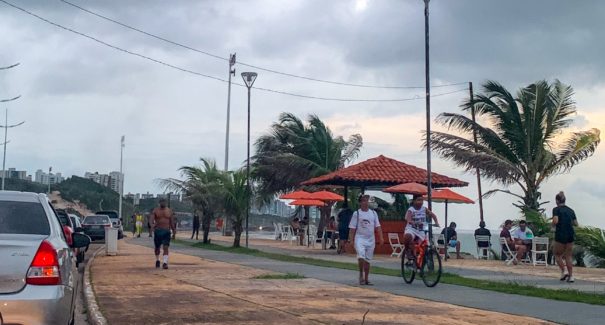 Praia de São Marcos segue movimentada após recomendação de isolamento social
