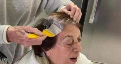 Idoso de 92 anos ajuda esposa a pintar o cabelo durante quarentena
