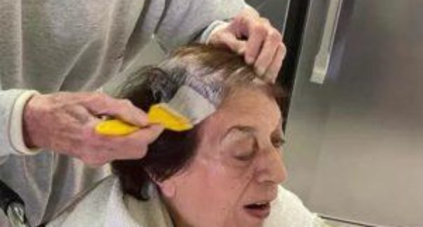 Idoso de 92 anos ajuda esposa a pintar o cabelo durante quarentena