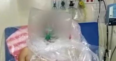 Paciente respira com ajuda de saco plástico em Manaus