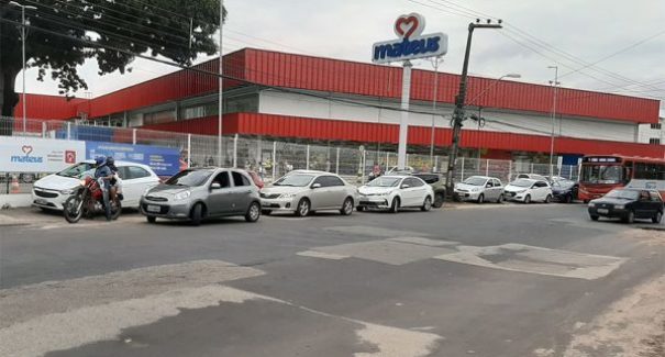 Consumidores correm a supermercados temendo desabastecimento por conta de lockdown