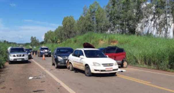 Engavetamento envolvendo quatro veículos deixa oito feridos na BR-316