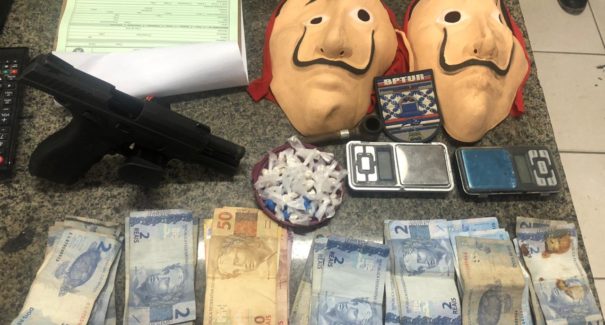 Três pessoas são presas pela polícia por tráfico