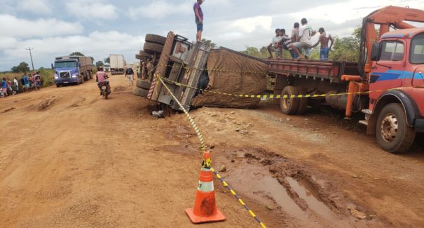 Caminhão tomba e tem parte da carga saqueada na BR-135