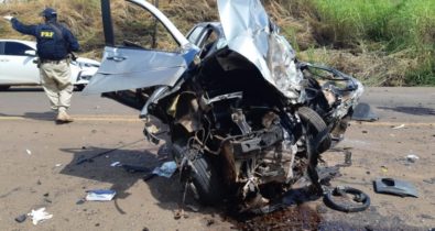 Duas pessoas morrem na BR-230 em colisão de carro e caminhonete