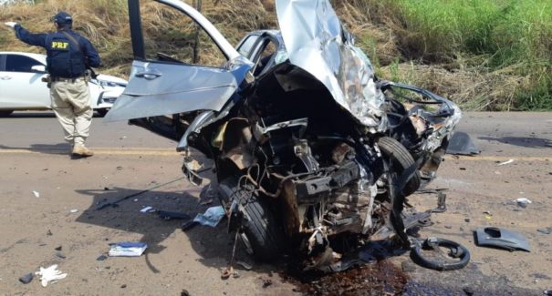 Duas pessoas morrem na BR-230 em colisão de carro e caminhonete