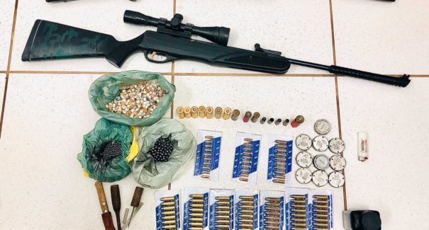 Mulher é presa por comércio ilegal de arma de fogo