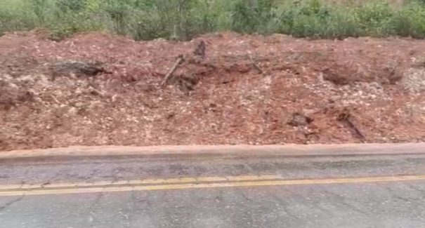 Forte chuva provoca queda de barreira na BR-010