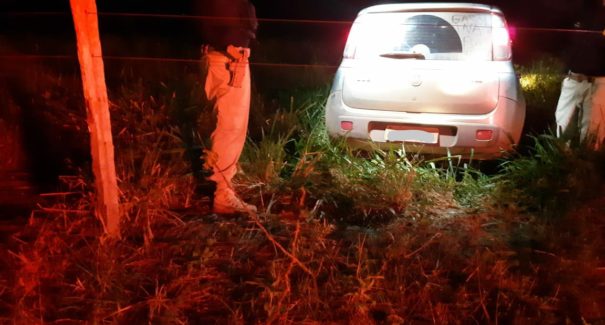 Homem em veículo roubado desobedece ordem de parada, troca tiros com a PRF e foge por matagal