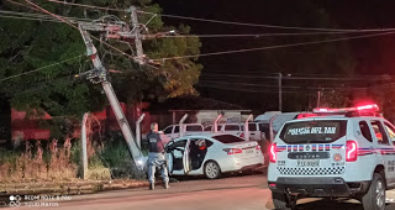 Veículo colide em poste e deixa alguns bairros sem energia elétrica em Pedreiras
