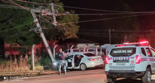 Veículo colide em poste e deixa alguns bairros sem energia elétrica em Pedreiras