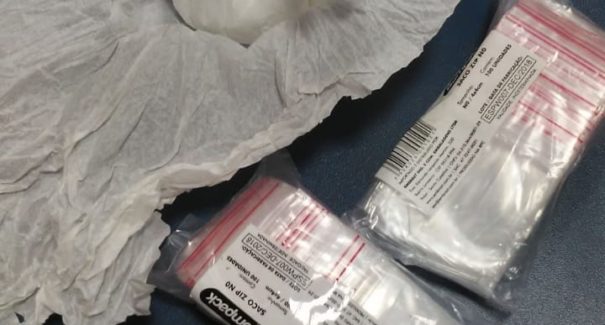 Polícia Civil prende homem que tentava enviar cocaína em ponto de vans