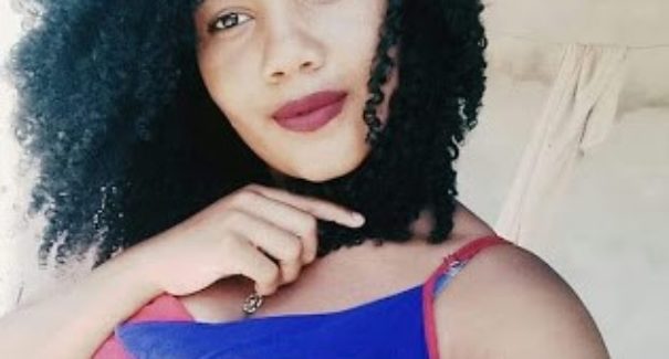 Jovem morre em acidente após motocicleta colidir com caminhão