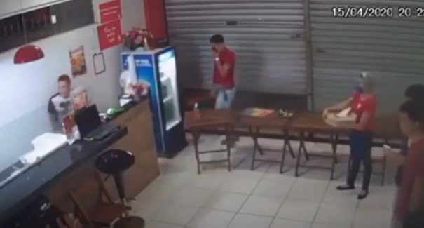 Polícia prende um dos suspeitos de participação em assalto à pizzaria