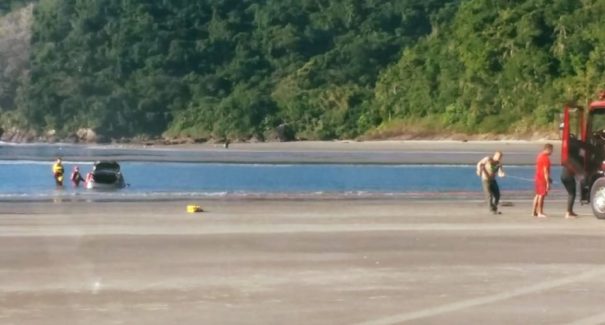 Homem atola carro no mar e morre arrastado pela correnteza