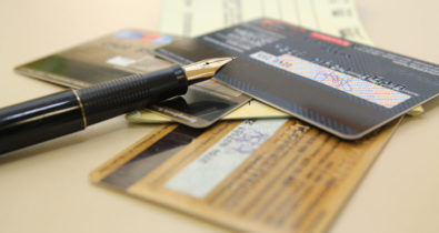 Inadimplência sobe e juros de cheque especial e cartão de crédito caem