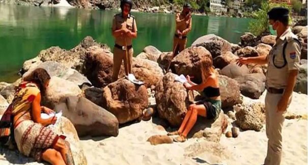 Turistas escrevem “desculpa” 500 vezes após furarem quarentena