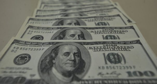Dólar tem forte queda e fecha em R$ 4,85