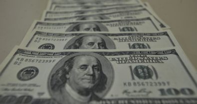 Dólar vai a R$ 5,67 e fecha no maior valor em mais de seis meses