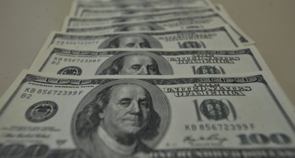 Dólar fecha a R$ 5,26 e volta a bater recorde desde a criação do real