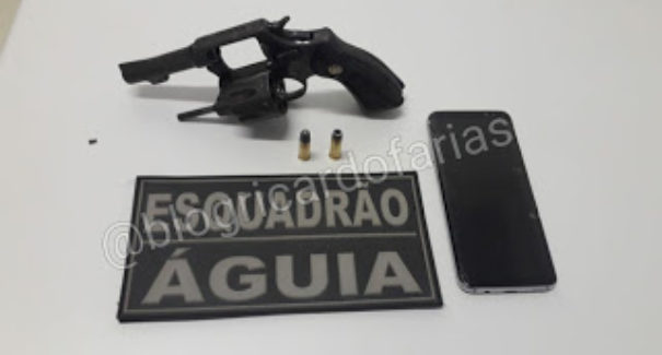 Homem é preso por porte ilegal de arma de fogo e adolescente é apreendida