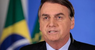 Bolsonaro diz que o país ficou à beira de uma crise institucional e desafia ministro do STF