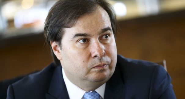 Bolsonaro ouve mais redes sociais do que o Congresso, diz Rodrigo Maia
