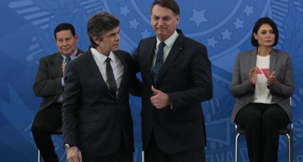 Bolsonaro dá posse ao novo ministro da Saúde