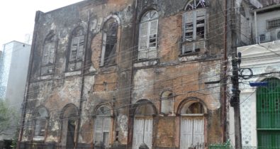 Com risco de desabamento, prédio de antigo orfanato precisa ser escorado