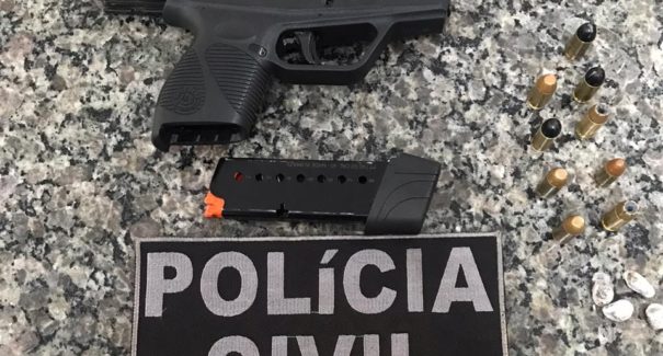 Homem é preso pela polícia por posse ilegal de arma de fogo