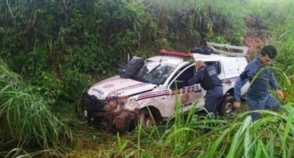 Viatura da Polícia capota e policial fica ferido