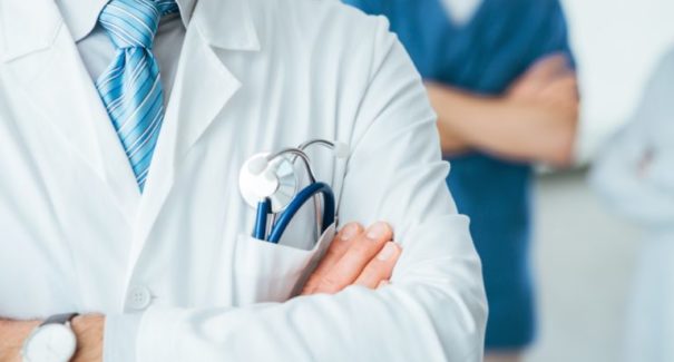 Comissão no Senado aprova “OAB da Medicina” para recém-formados