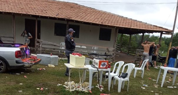 Polícia prende 18 jovens que estavam participando de festa eletrônica