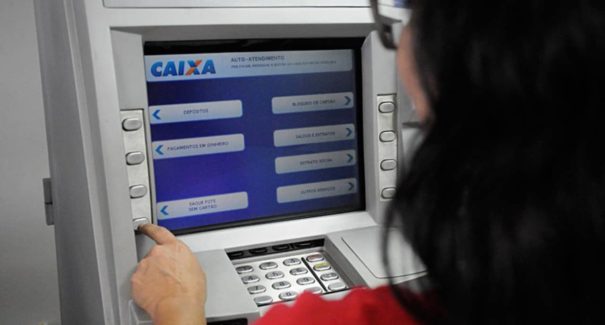 Auxílio de R$1.200 para mães chefes de família começa a ser pago hoje