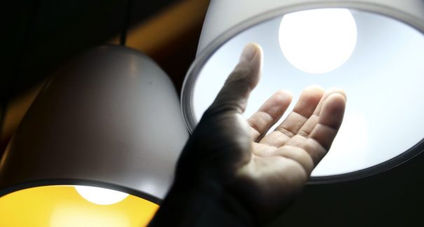Senado aprova proibição de corte de luz em véspera de fins de semana