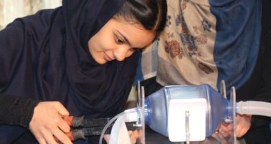 Coronavírus: Adolescentes afegãs fabricam ventiladores com peças de automóveis