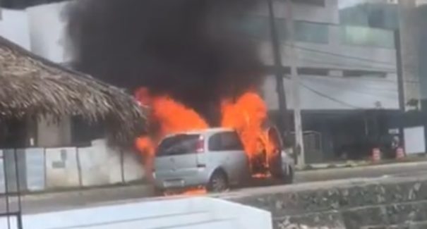 VÍDEOS: Carro pega fogo na Ponta D’Areia neste domingo