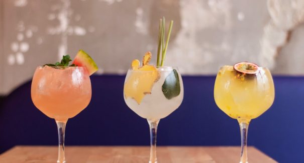 Aprenda 2 receitas fáceis de drinks para fazer em casa