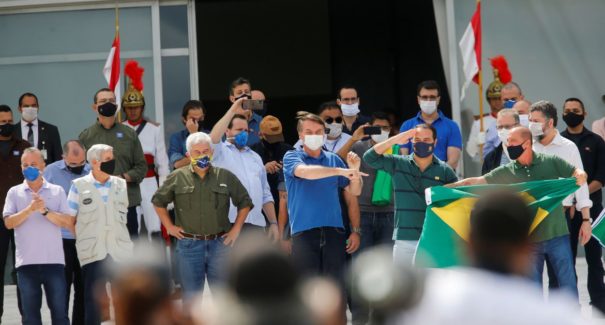 Bolsonaro vai a manifestação em frente ao Palácio do Planalto