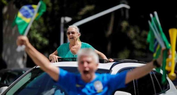 Milhares participam de carreata pró-Bolsonaro na Esplanada dos Ministérios