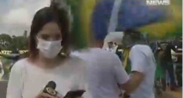 Jornalista é agredida com mastro de bandeira por bolsonarista
