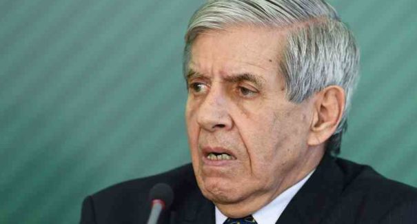 Celso de Mello quer parecer da PGR para pedido de impeachment contra Heleno